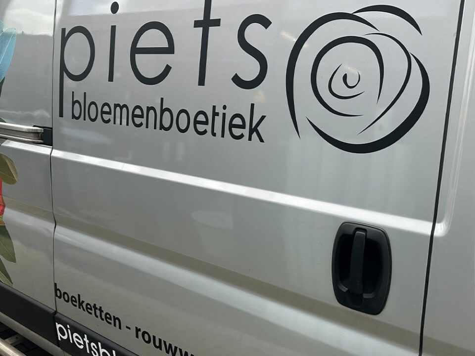 autobelettering autobestickering leeuwarden ff reclamemakers haan anders groningen drenthe voertuig op locatie bus vrachtwagen
