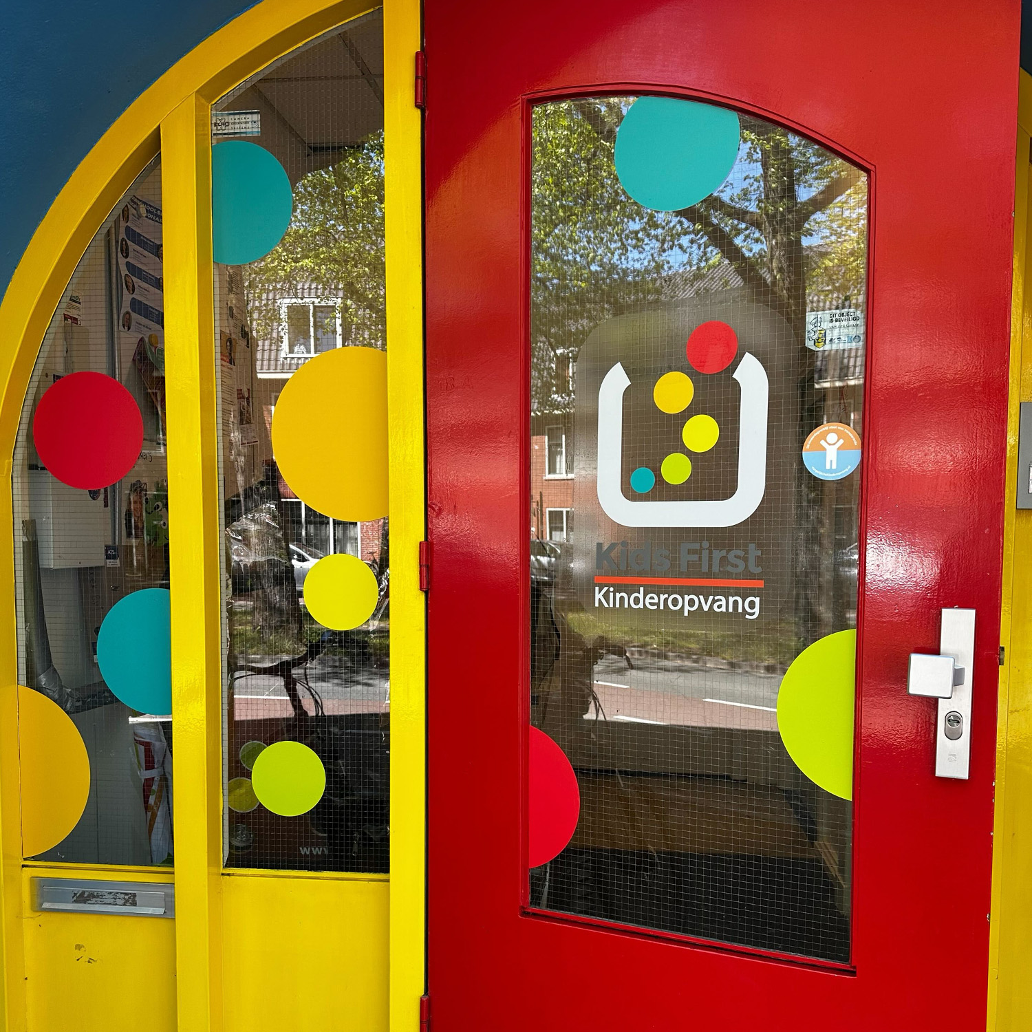 Gevelbestickering gevelreclame Groningen Kids First kinderopvang kleurrijk signmaker logo naar wens deursticker raamsticker