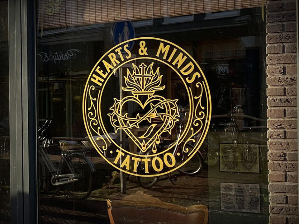 bedrijfslogo laten aanbrengen op gevel raam bestickerd professional signmaker reclame makers leeuwarden friesland
