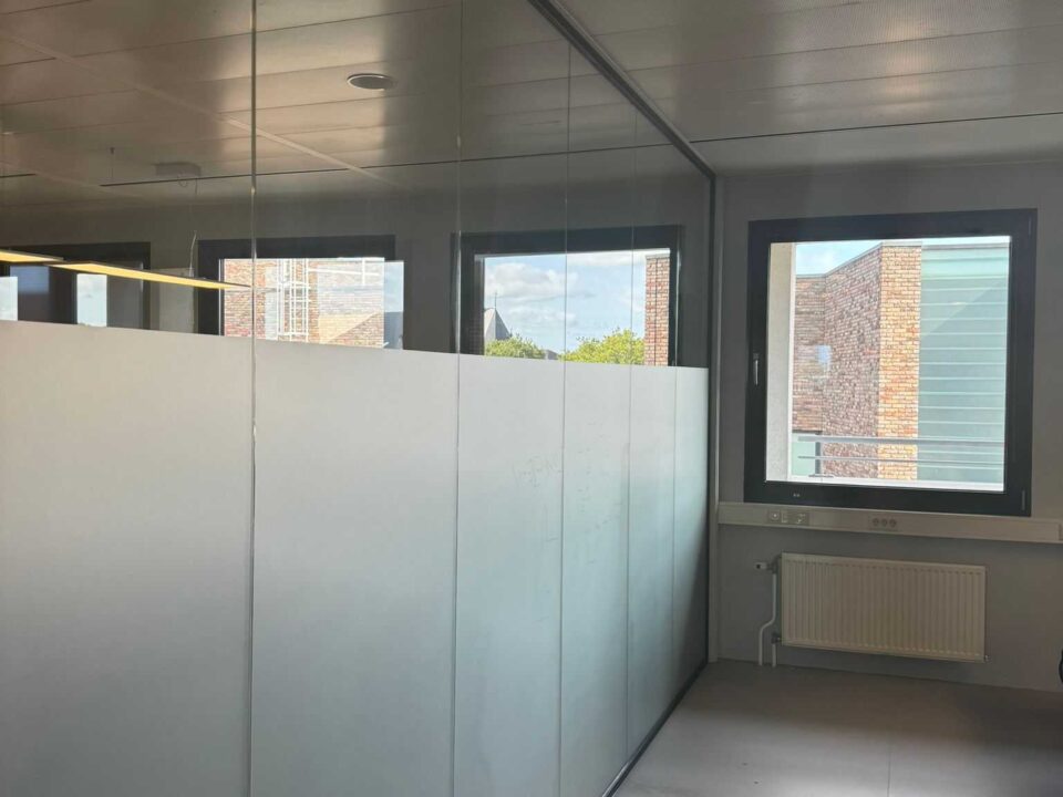 Matte privacyfolie op glazen scheidingswand van een kantoor voor minder inkijk