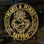 Raamstickers met bedrijfslogo – Hearts & Minds