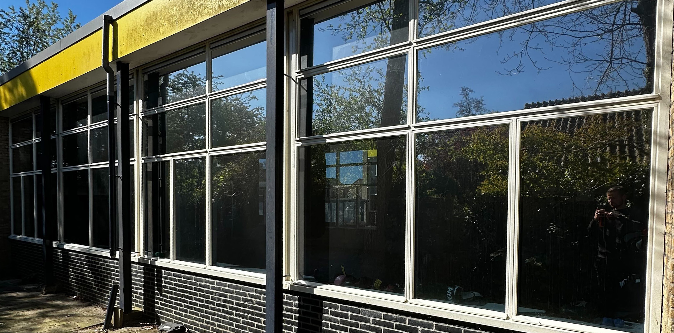zonwerende folie voor scholen spiegelfolie uv folie aanbrengen laten reclame signmaker folie