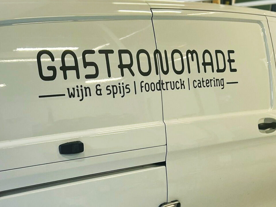 Zijbelettering op foodtruck van Gastronomade in Leeuwarden