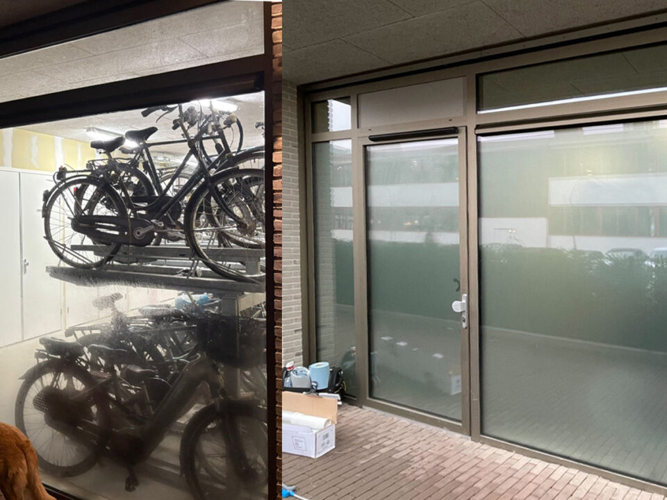 Voor en na: melkglas privacyfolie op ramen van een fietsenstalling in Utrecht