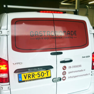 Bestickerde achterzijde van foodtruck Gastronomade in Leeuwarden