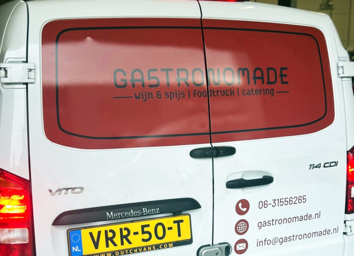 Bestickerde achterzijde van foodtruck Gastronomade in Leeuwarden