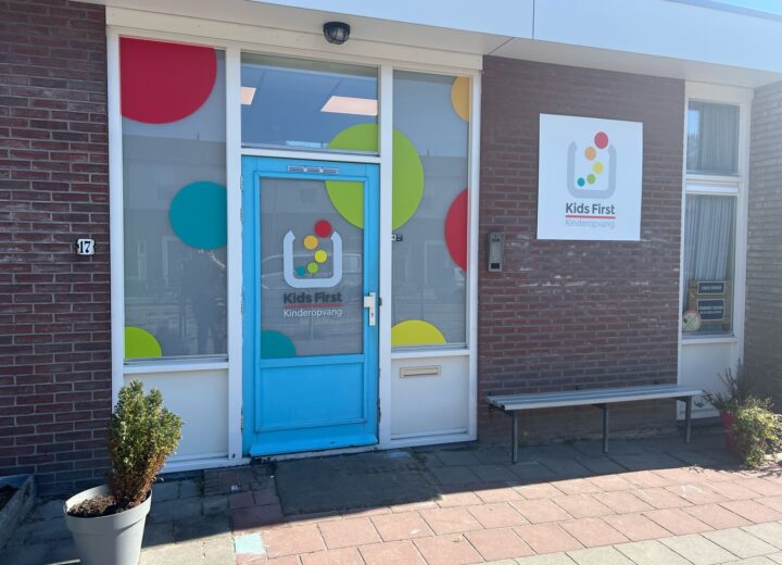 Kinderopvang in Friesland met kleurrijke raamfolie en een dibond gevelbord in huisstijl