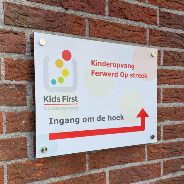 Bewegwijzeringsbord met pijl naar de ingang van een bedrijf