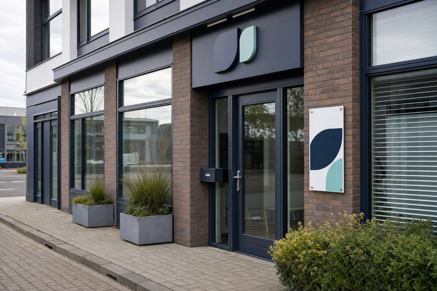 Moderne gevelreclame met losse letters en Dibond reclamebord op een bedrijfspand