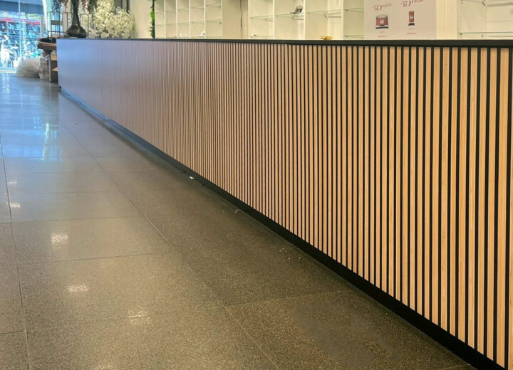 15 meter lange toonbank gewrapt met akupaneel-look folie bij Cezz in Leeuwarden