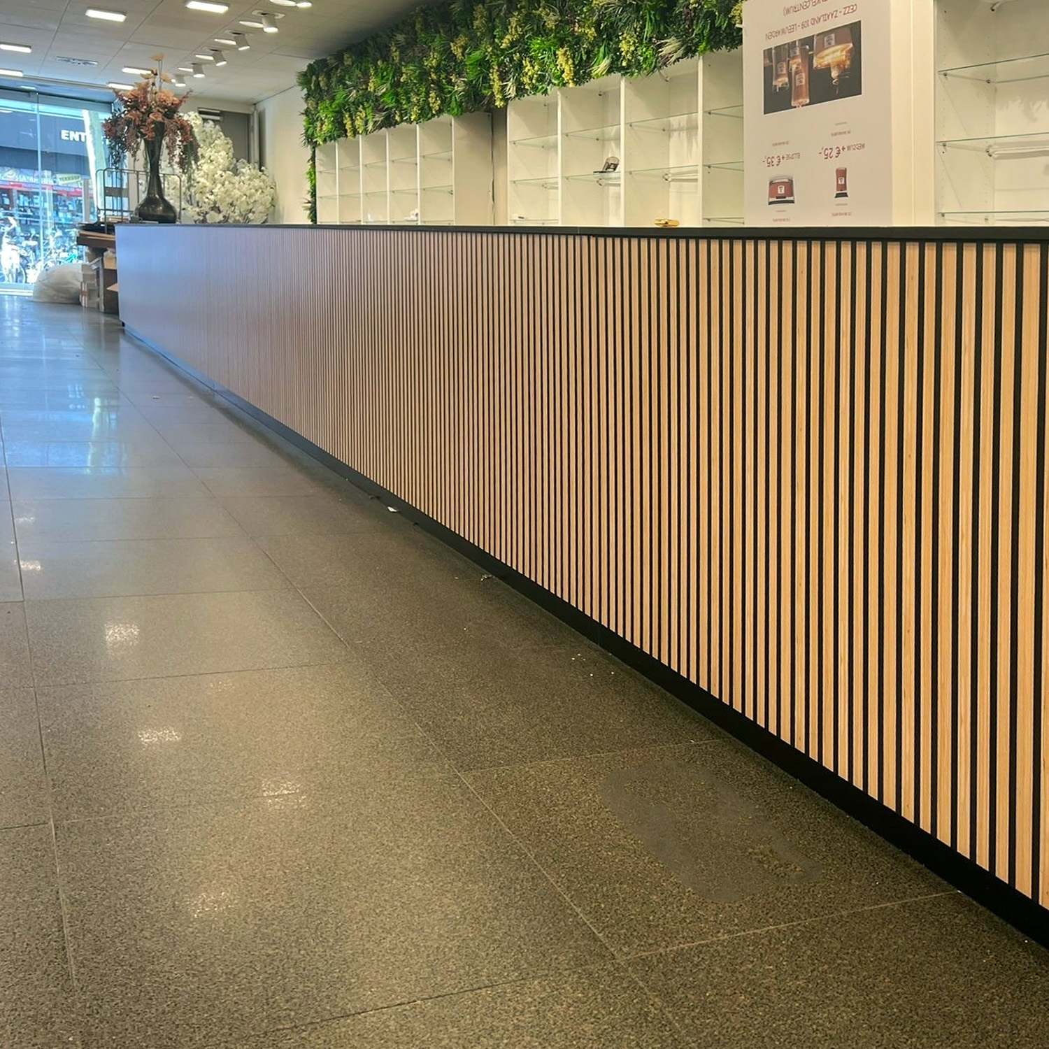 15 meter lange toonbank gewrapt met akupaneel-look folie bij Cezz in Leeuwarden