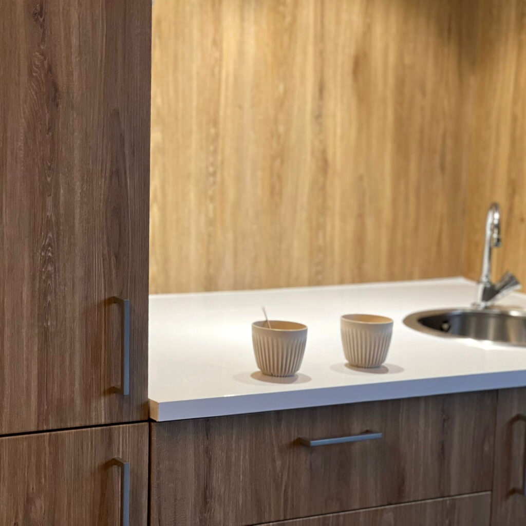 keuken wrap houtlook detail foto laten aanbrengen friesland krasvast2