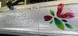 Kleine autobelettering in Leeuwarden voor Magnolia Tuinontwerp