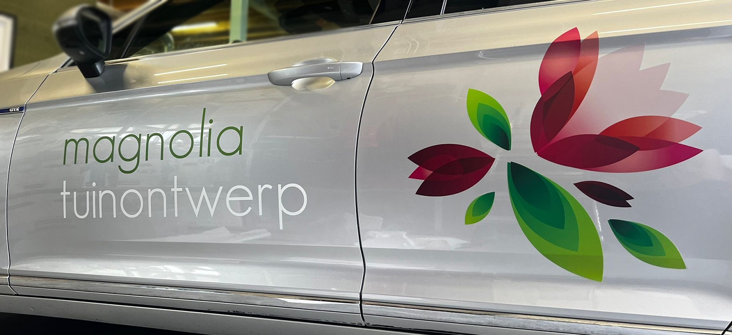Kleine autobelettering in Leeuwarden voor Magnolia Tuinontwerp