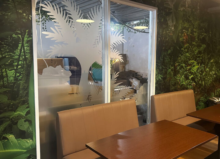 Fotobehang met groene jungleprint in de kantine van een bedrijf in Friesland