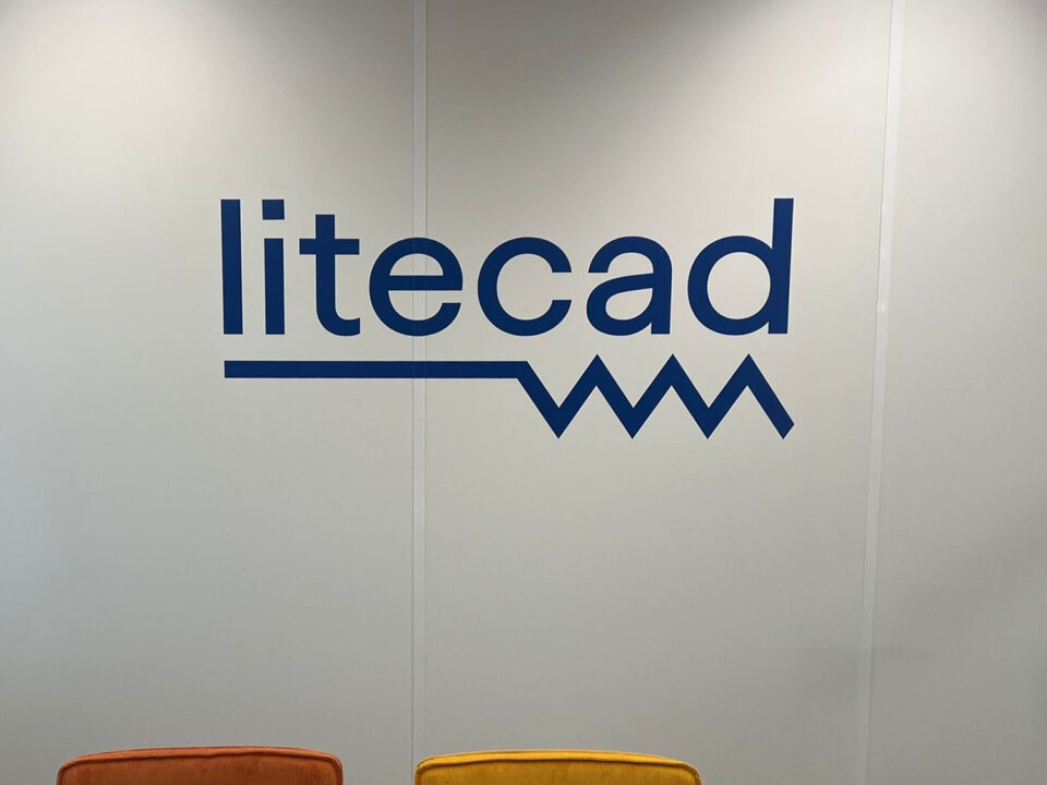 Muursticker met het Litecad-bedrijfslogo aangebracht op een kantoorwand