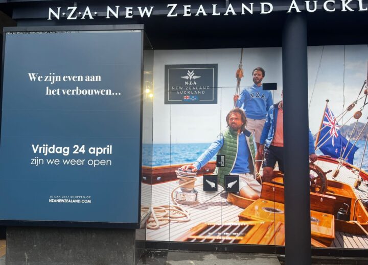 Tijdelijke sluitingscampagne met raamstickers voor NZA New Zealand Auckland in Groningen