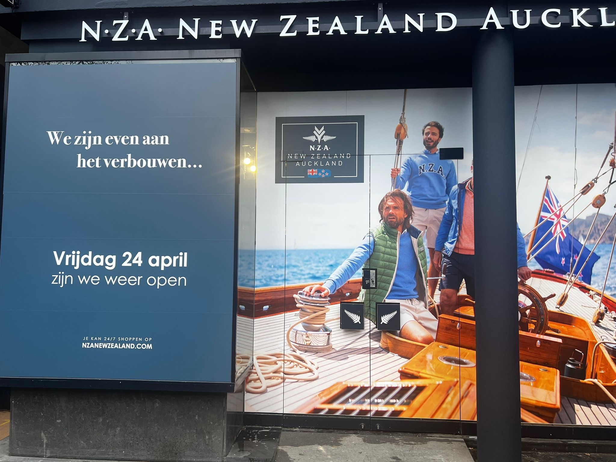 Tijdelijke sluitingscampagne met raamstickers voor NZA New Zealand Auckland in Groningen