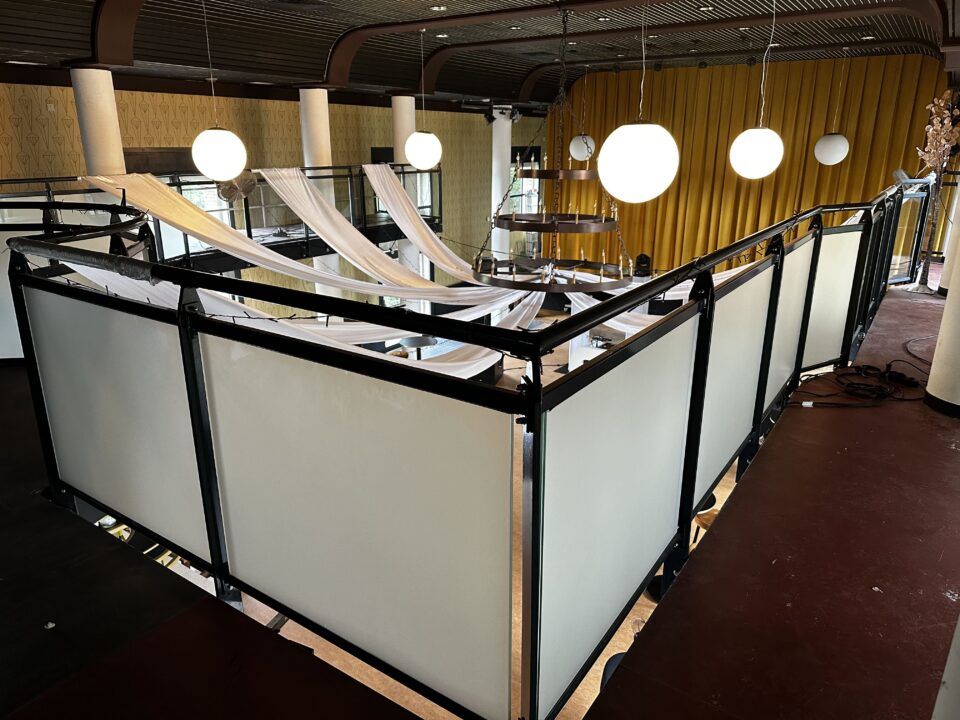 Zijaanzicht van twintig ramen met melkglasfolie in een trouwlocatie