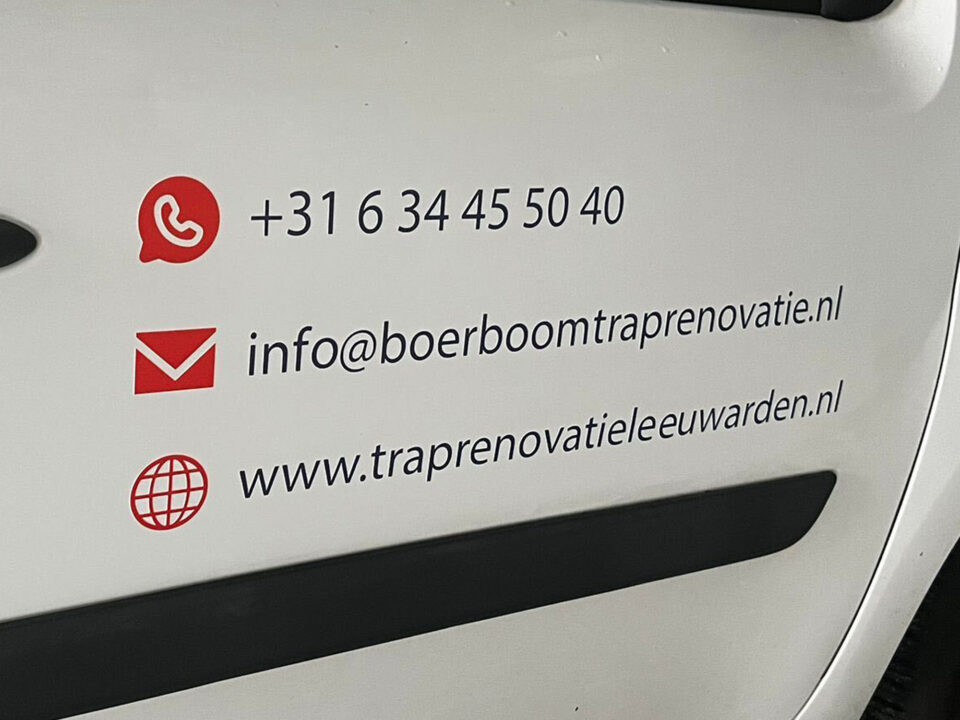 Contactgegevens met rode pictogrammen op de voordeur van de bedrijfsbus van Boerboom