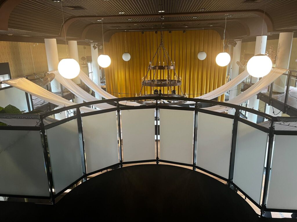 Melkglasfolie op 20 ramen bij een trouwlocatie