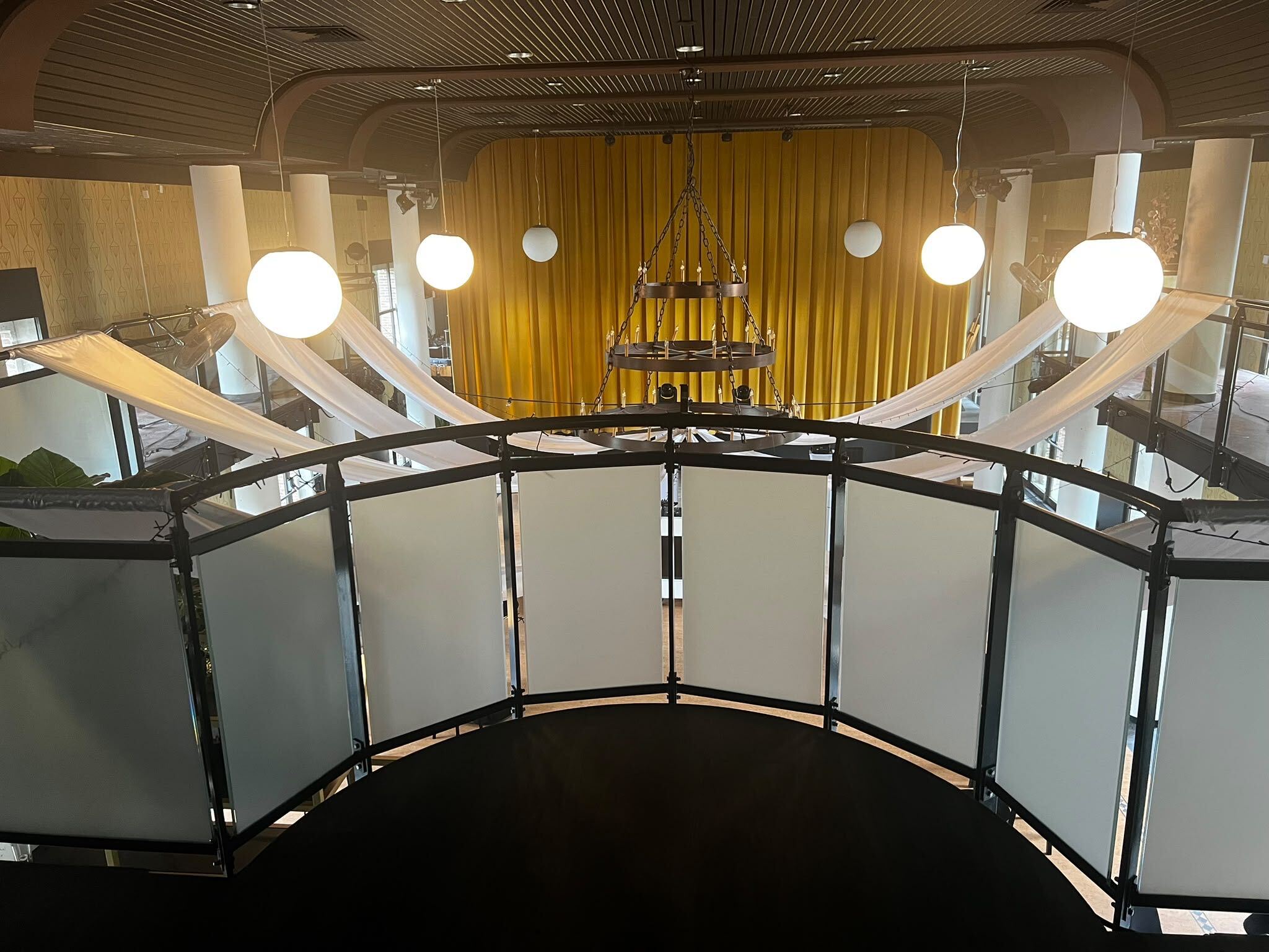 Melkglasfolie op twintig ramen bij een sfeervolle trouwlocatie