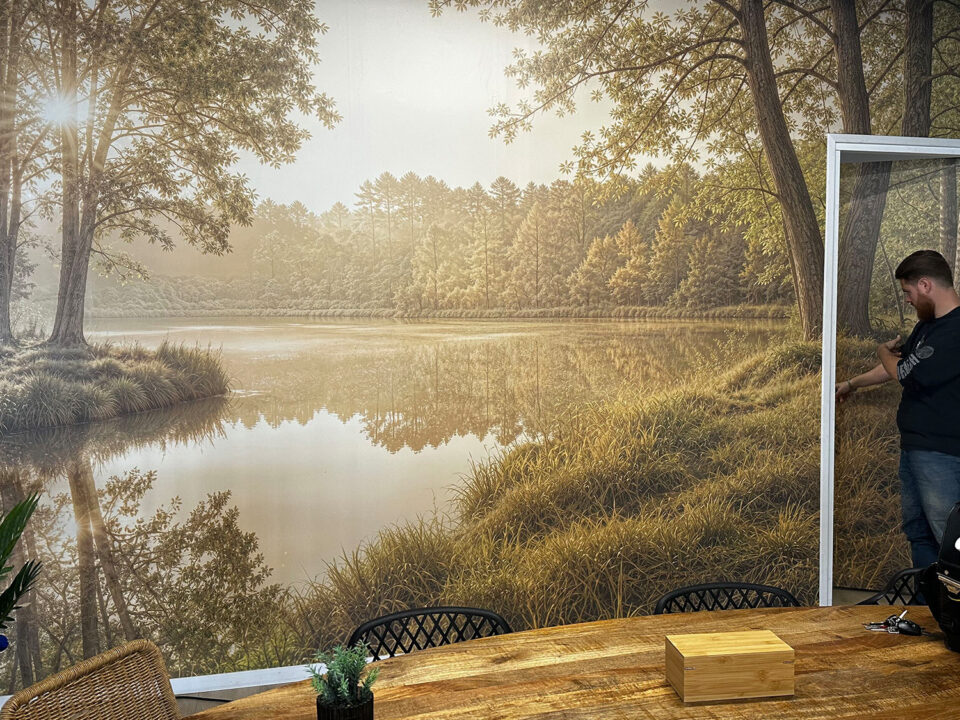 Fotobehang met natuurprint op volledige muur in Leeuwarden, met interieur en monteur