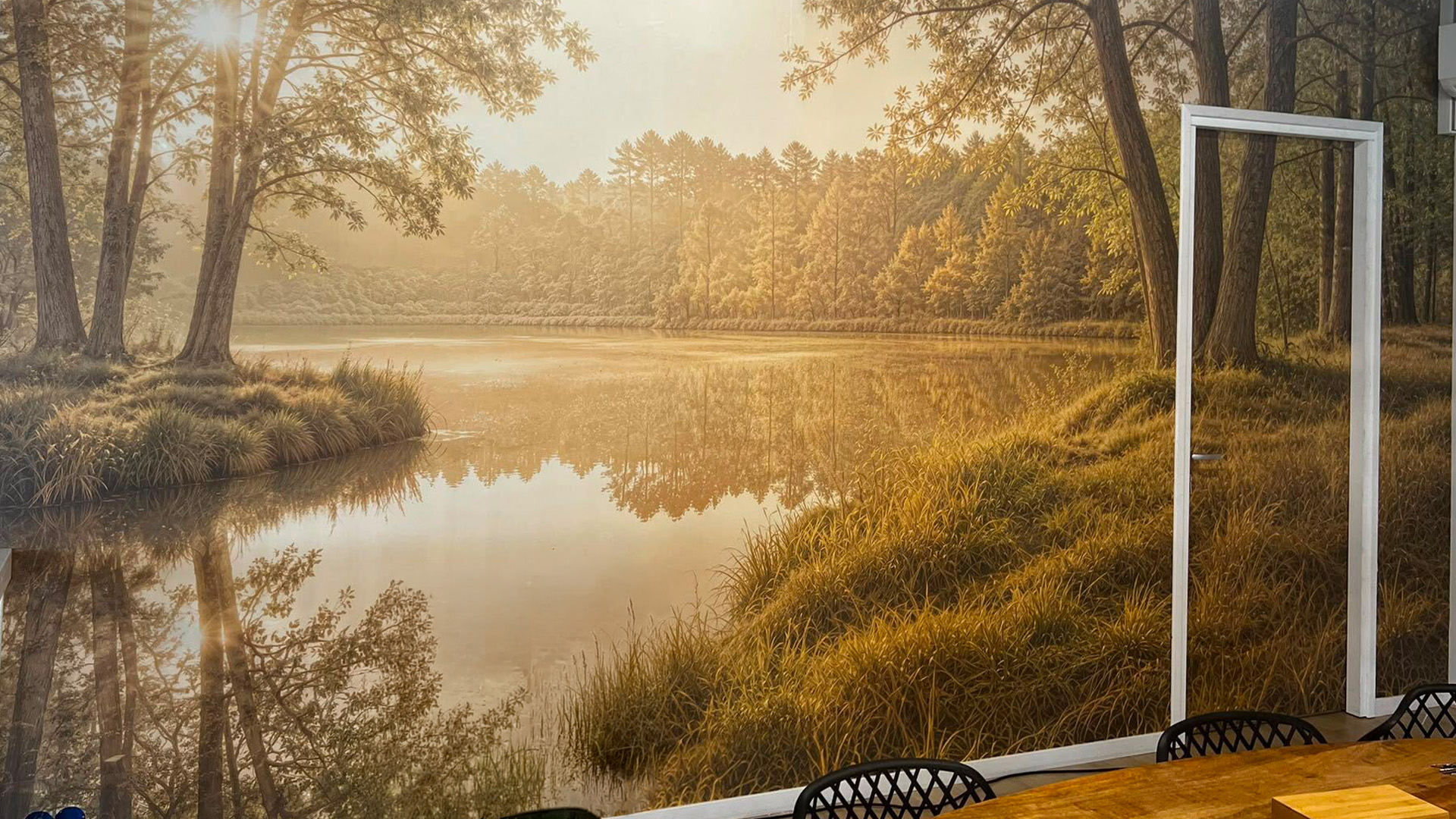 Brede natuurprint als fotobehang over een volledige muur in Leeuwarden