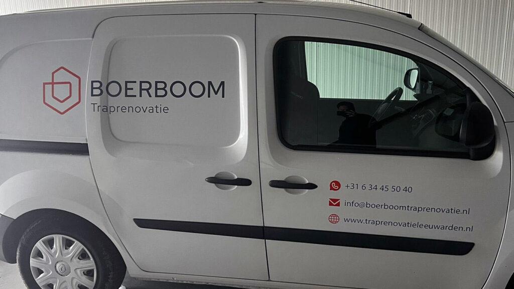 Autobelettering en bedrijfslogo’s op bus