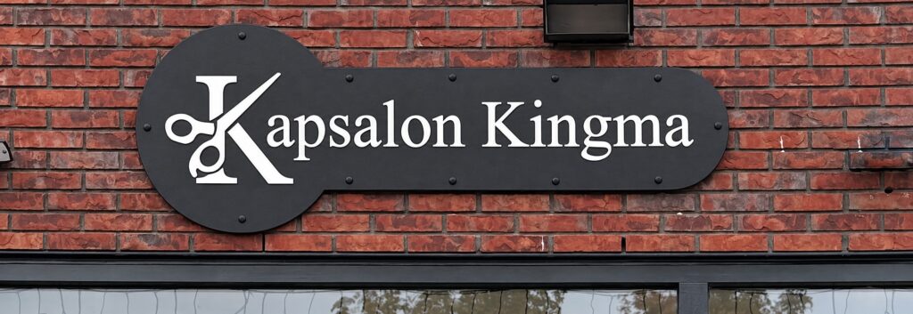 Gevelbord met afstandhouders voor Kapsalon Kingma
