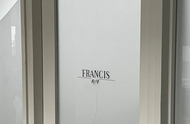 Langwerpig overzicht van privacyfolie met golvend patroon en zwart FRANCIS-logo op glazen kantoorwanden